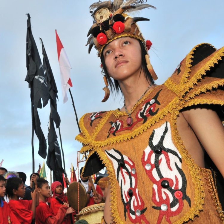 10 Pakaian Adat Kalimantan Barat NAMA KEUNIKAN KETERANGAN