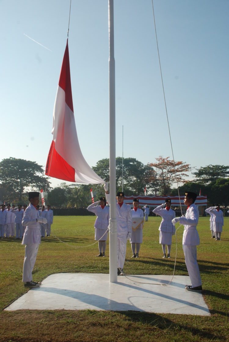 siapa pengibar bendera merah putih