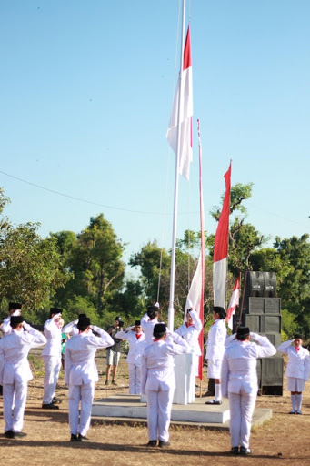 pengibar bendera merah putih