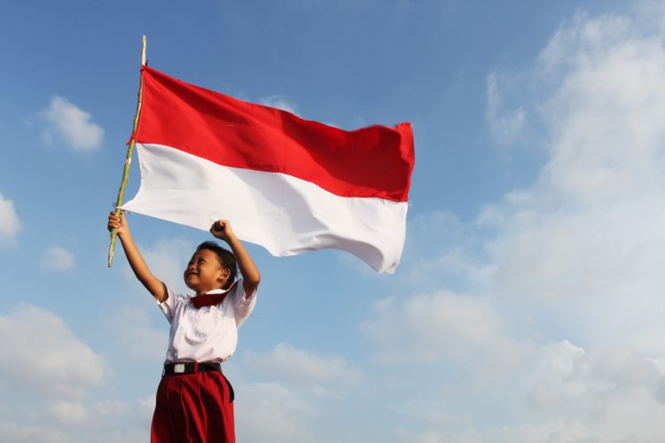 pengibar bendera merah putih pertama kali