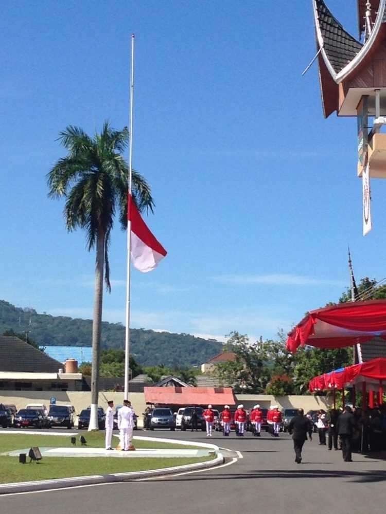 bendera merah putih setengah tiang