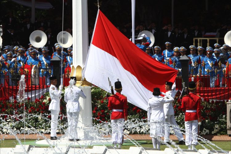 tokoh yang mengibarkan bendera merah putih