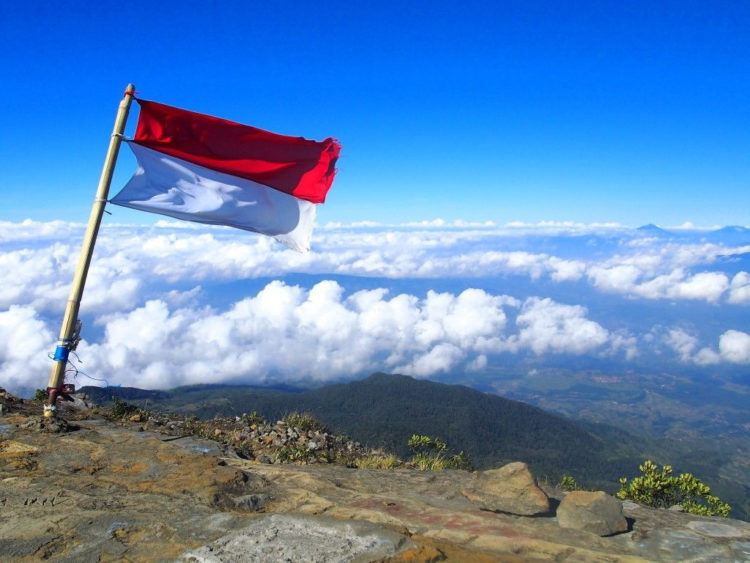 2 orang pengibar bendera merah putih pertama kali