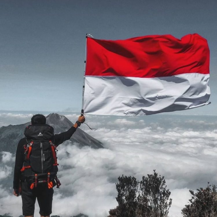 pada saat proklamasi kemerdekaan indonesia bendera merah putih dikibarkan oleh