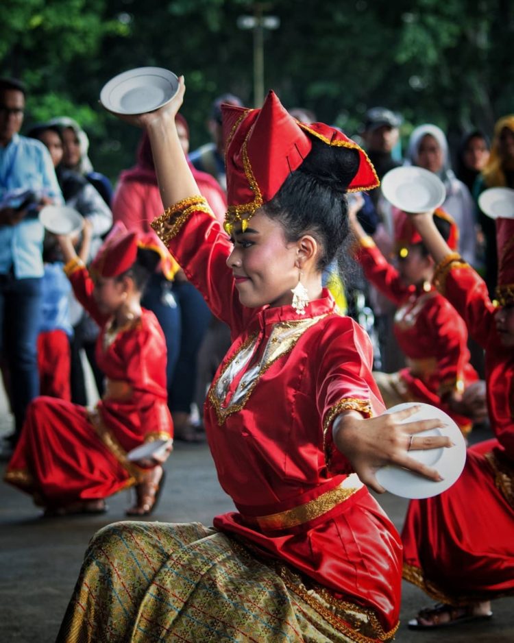 media utama untuk memainkan tari piring adalah