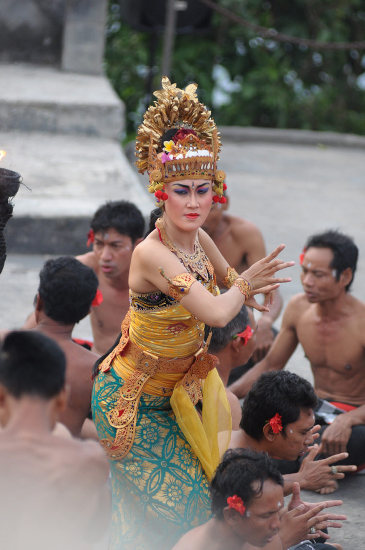 tari kecak menggunakan pola lantai