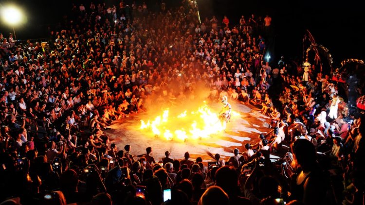 tari kecak dari bali merupakan salah satu jenis tari ritual dengan menggunakan pola lantai garis