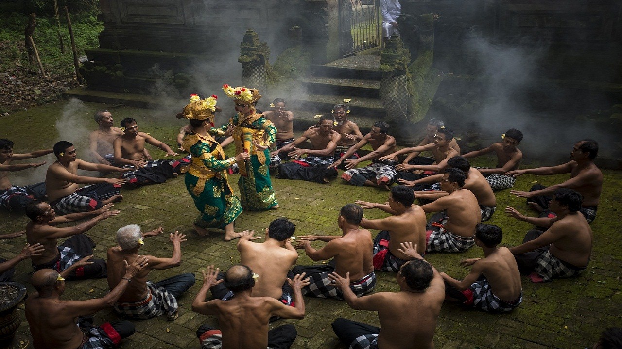 View Tari Kecak Menggunakan Pola Lantai Background - Contoh File Guru