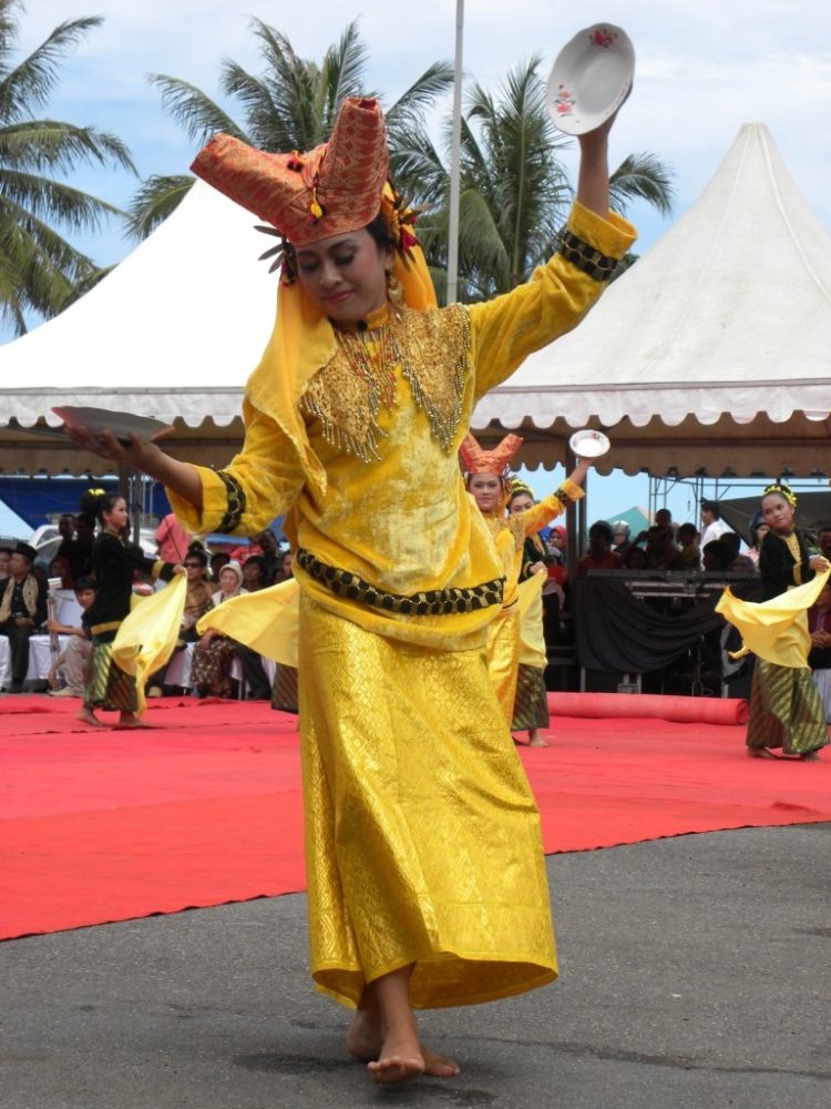 tari piring berasal dari daerah