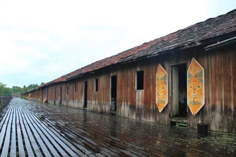 Rumah Betang Suku Dayak Kalimantan