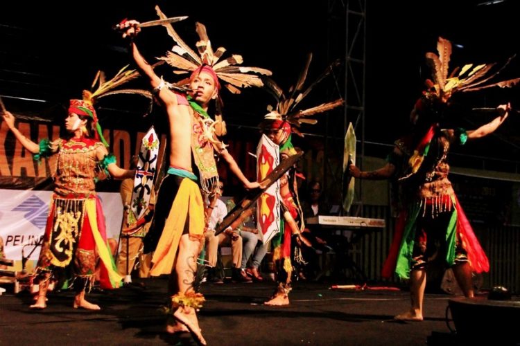 Tari kinyah mandau suku Dayak Kalimantan