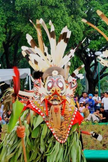 Topeng Babi Tari Hudoq Suku Dayak