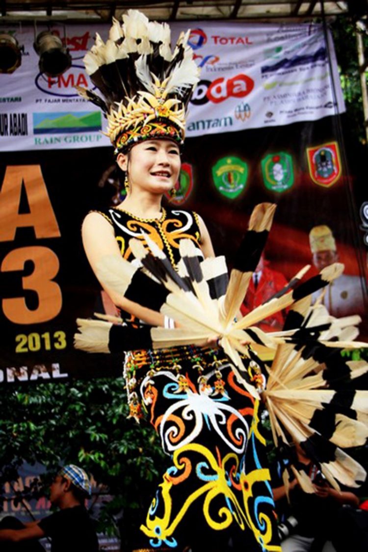 Ta'a: Pakaian Adat Suku Dayak Kalimantan
