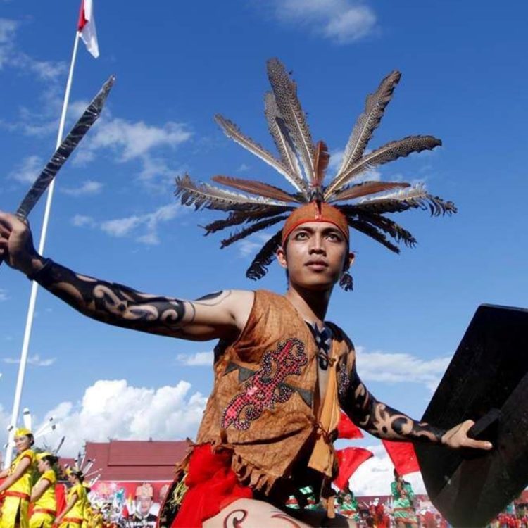  King Baba: Pakaian Adat Suku Dayak Kalimantan
