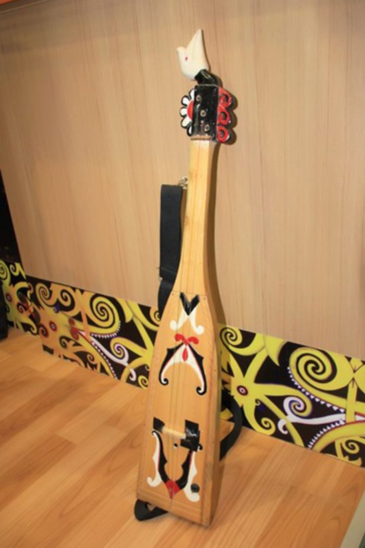 Sape Alat musik khas Suku Dayak