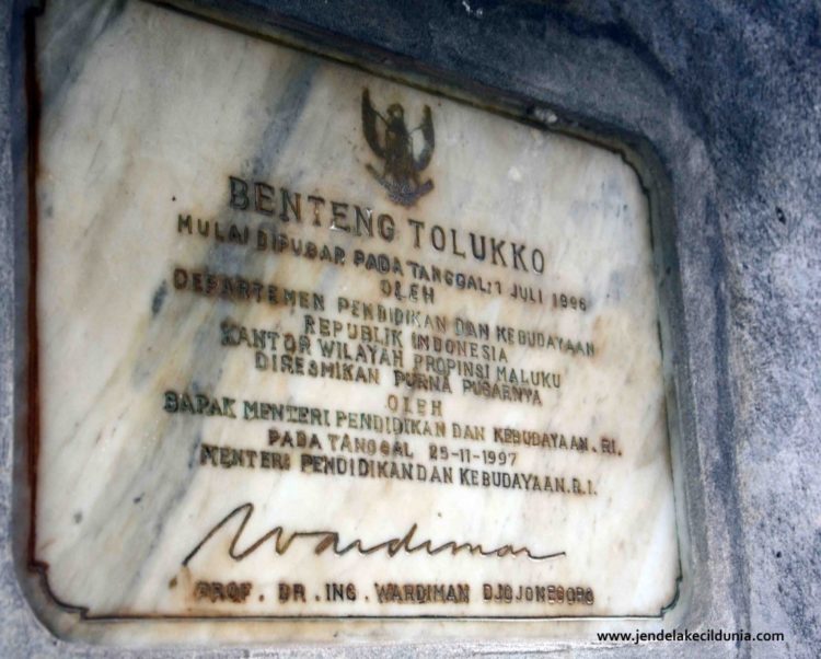 Papan nama Benteng Tolukko milik Portugispeninggalan Kerajaan Ternate