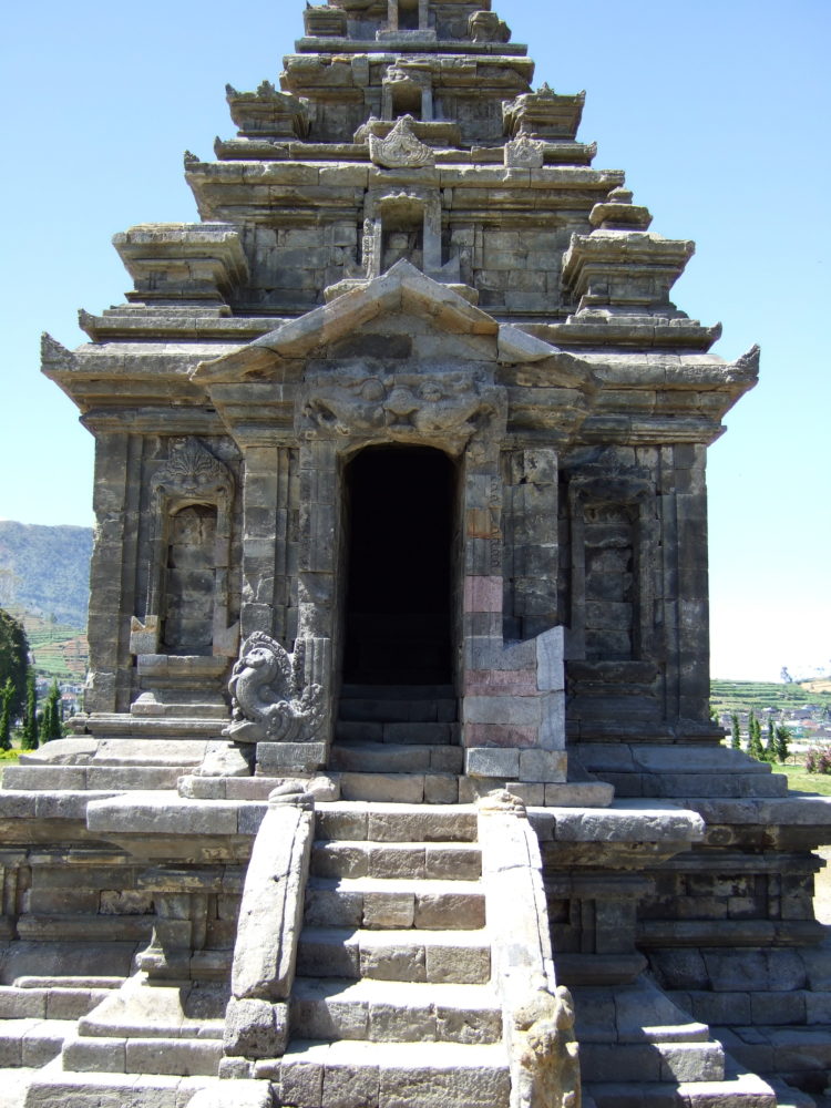  Candi Arjuna di Desa Dieng Kulon, Banjarnegara, Jawa Tengah. adalah peninggalan kerajaan medang