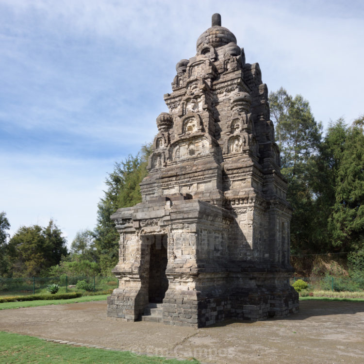 Candi Bima Dieng adalah canadi kerajaan medang