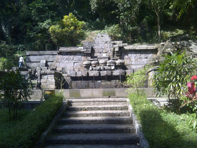 Situs Candi Jolotundo Peninggalan Kerajaan Kahuripan terletak di Mojokerto