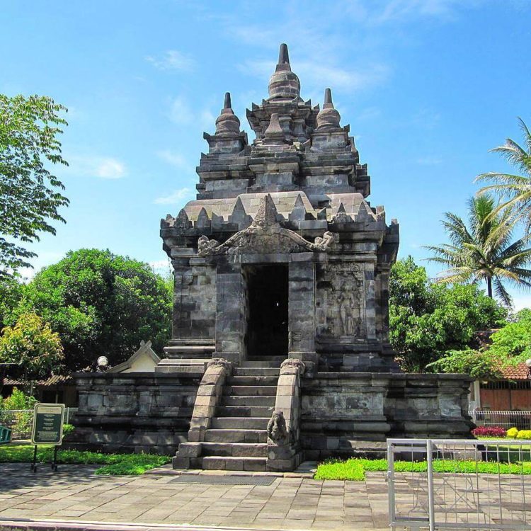 berada di kabupaten magelang candi pawon adalah peninggalan kerajan medang