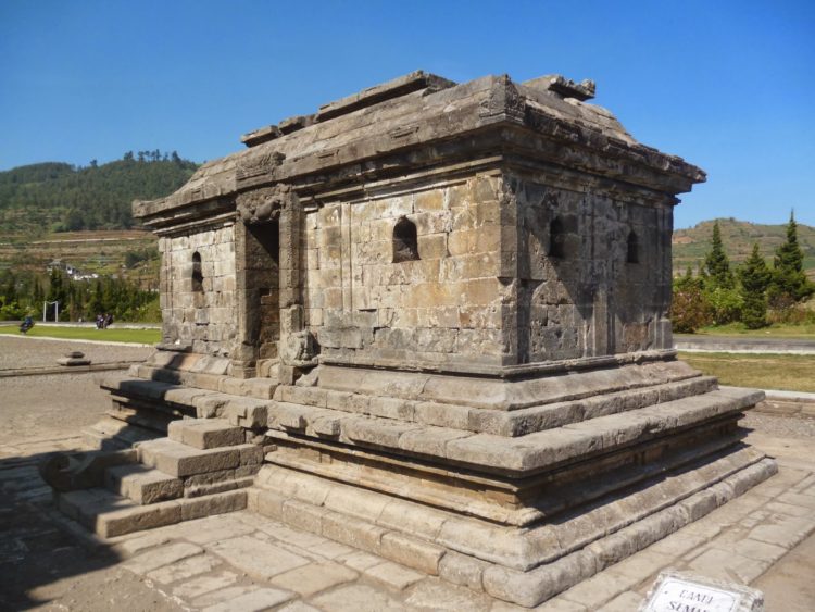 Candi Semar dianggap sebagai pendamping Candi Arjuna kerajaak medang