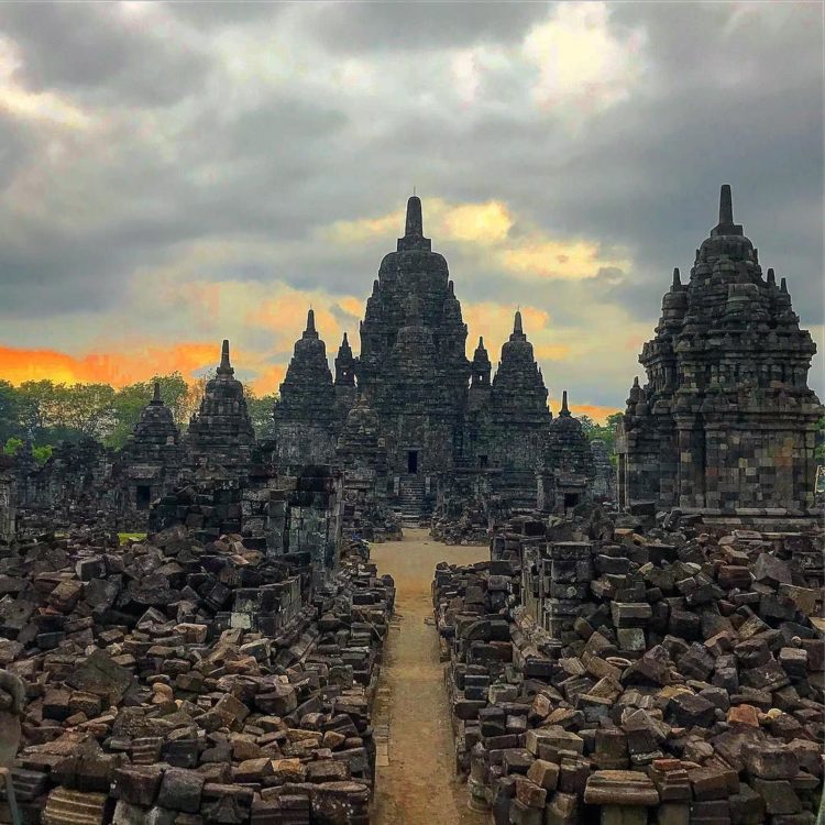 Candi Sewu atau Manjusrigrha adalah candi kerajaan medang