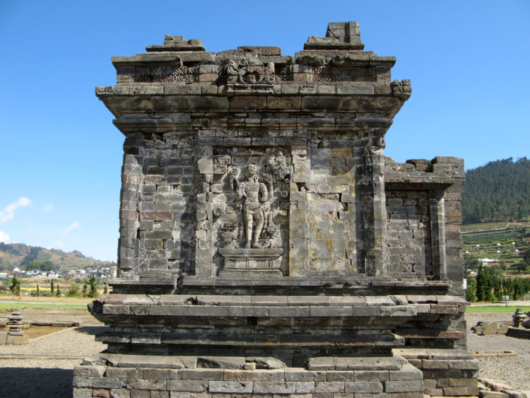 Candi Srikandi berada satu komplek dengan Candi Arjuna yang sama-saamcandi kerajaan medang
