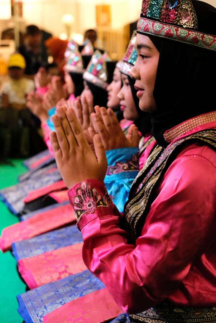 Pola Lantai Tari Saman Dari Aceh Adalah Tari Pendet Berasal Dari Bali