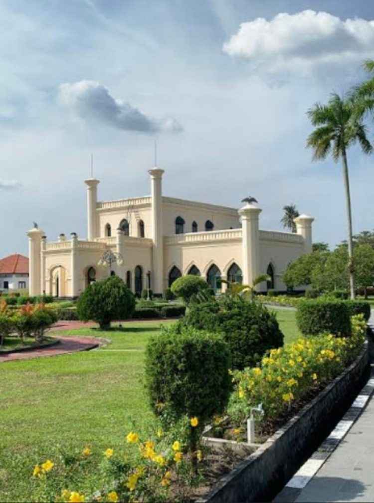 Istana peninggalan Kerajaan Siak Sri Indrapura