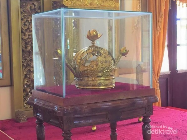 Replika Mahkota Raja Kerajaan Siak Sri Indrapura