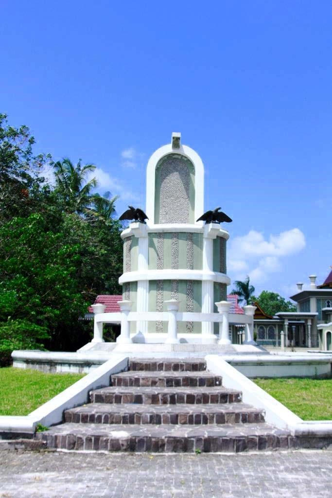 Makam Raja Kecik di Buantan bekas Kerajaan Siak pertama