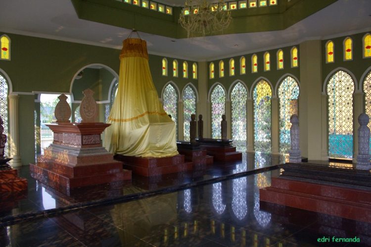 Makam Raja Kerajaan Siak Sultan Syarif Kasim II Pahlawan Nasional Indonesia
