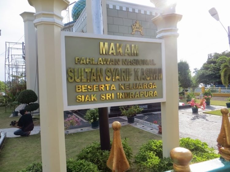 Papan nama Makam Raja Kerajaan Siak Sri Indrapura