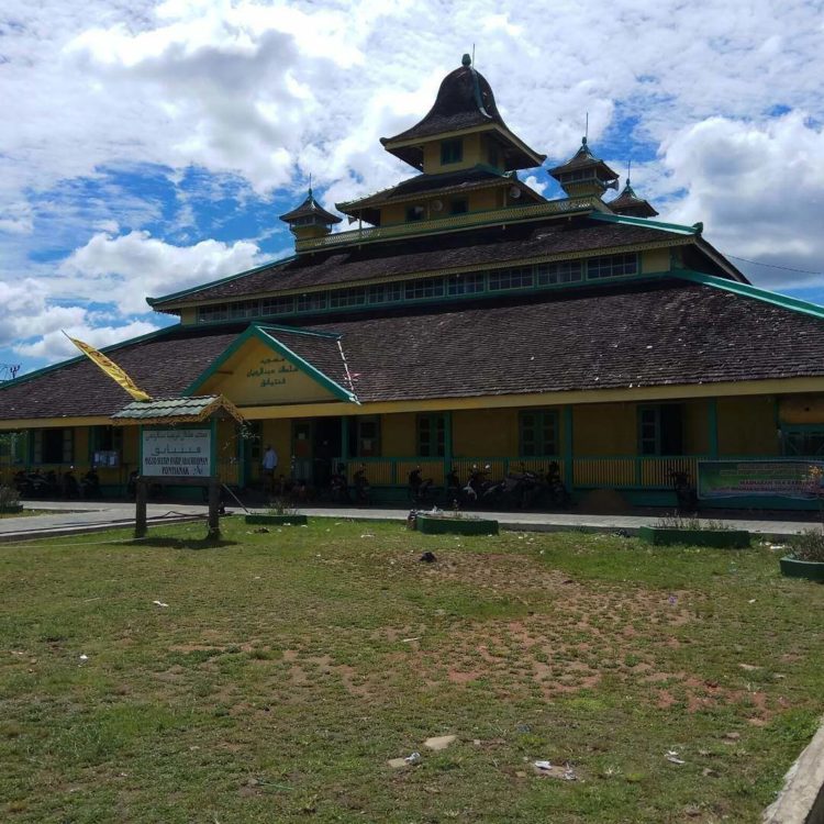 kerajaan pontianak terletak di daerah kalimantan barat dengan peninggalan yang terkenal masjid