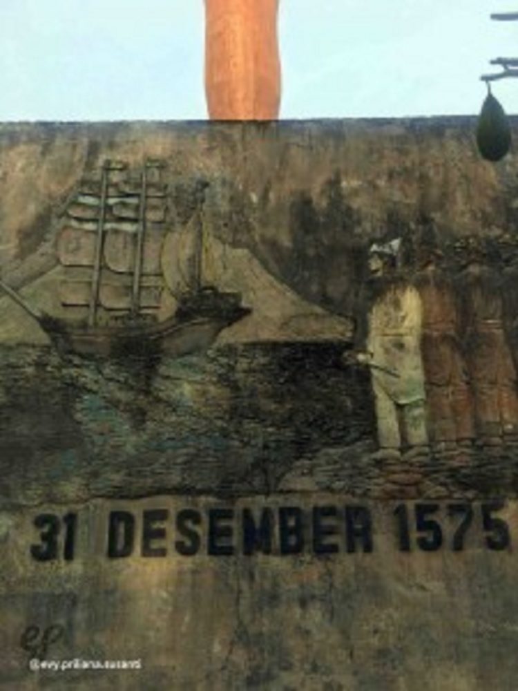 Relief tugu Cengkeh tentang pengusiran Portusi