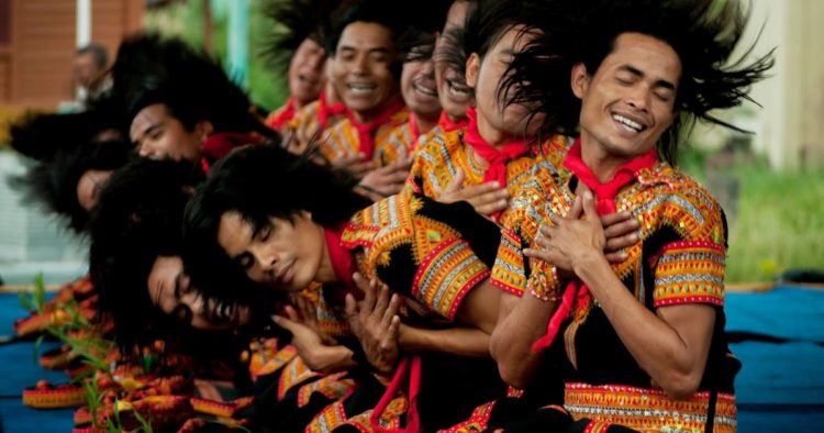 Salah satu jenis Tari Saman adalah Saman Ngerje