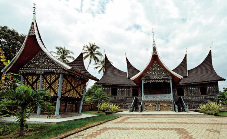 ilustrasi ampek baanjuang rumah adat sumatera barat