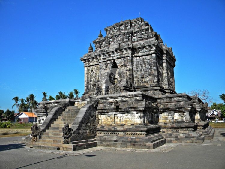 Candi Mendut berada di Jalan Mayor Kusen Kota Mungkid, Kabupaten Magelang, adalah peninggalankerajaan medang