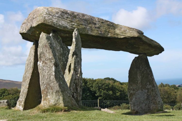 dolmen peninggalan manusia purba 