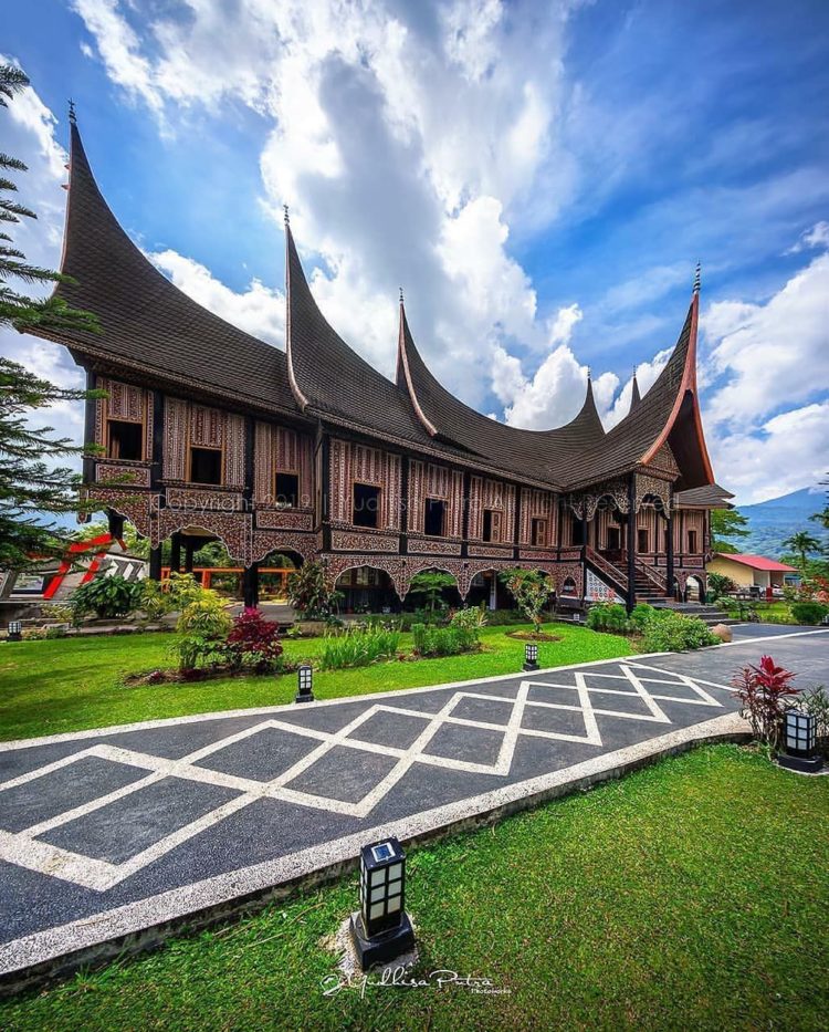 lokasi istana pagaruyung kerajaan islam di sumatera