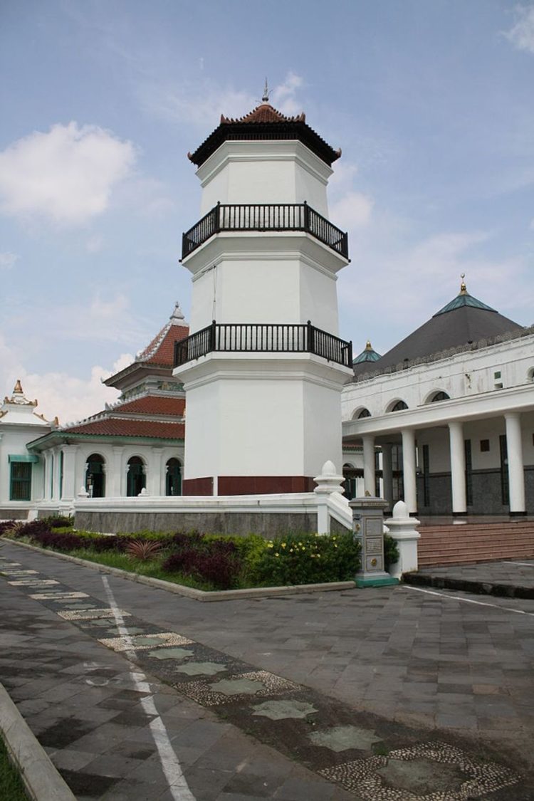 lokasi masjid sultan mahmud badaruddin ii kerajaan islam di sumatera