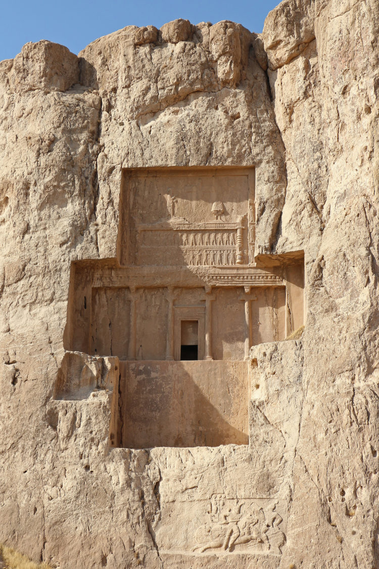 naqsh e rustam adalah tempat ditemukannya peninggalan seni budaya kerajaan persiampat d