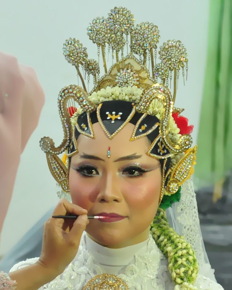 ilustrasi peluang usaha rias pengantin modal kecil