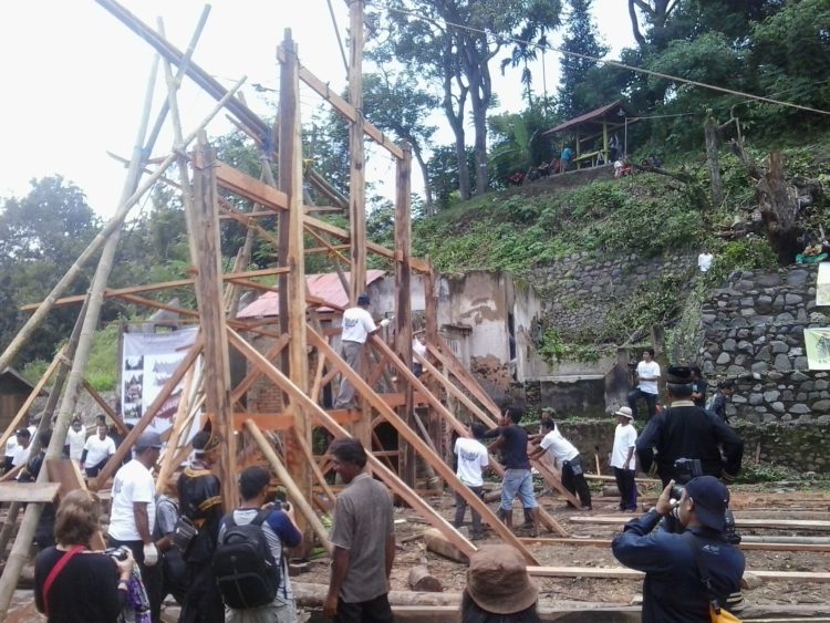 ilustrasi pembangunan rumah adat sumatera barat