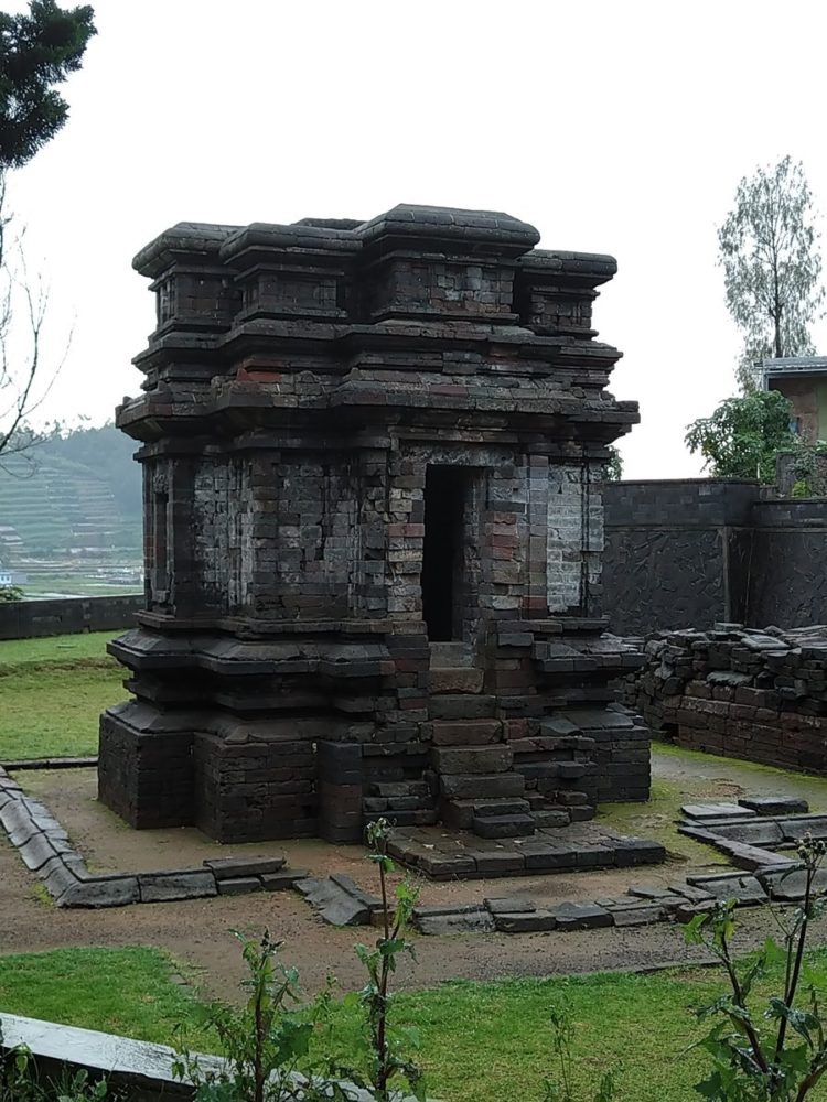 candi gatotkaca adalah peninggalan kerajaan mataram kuno