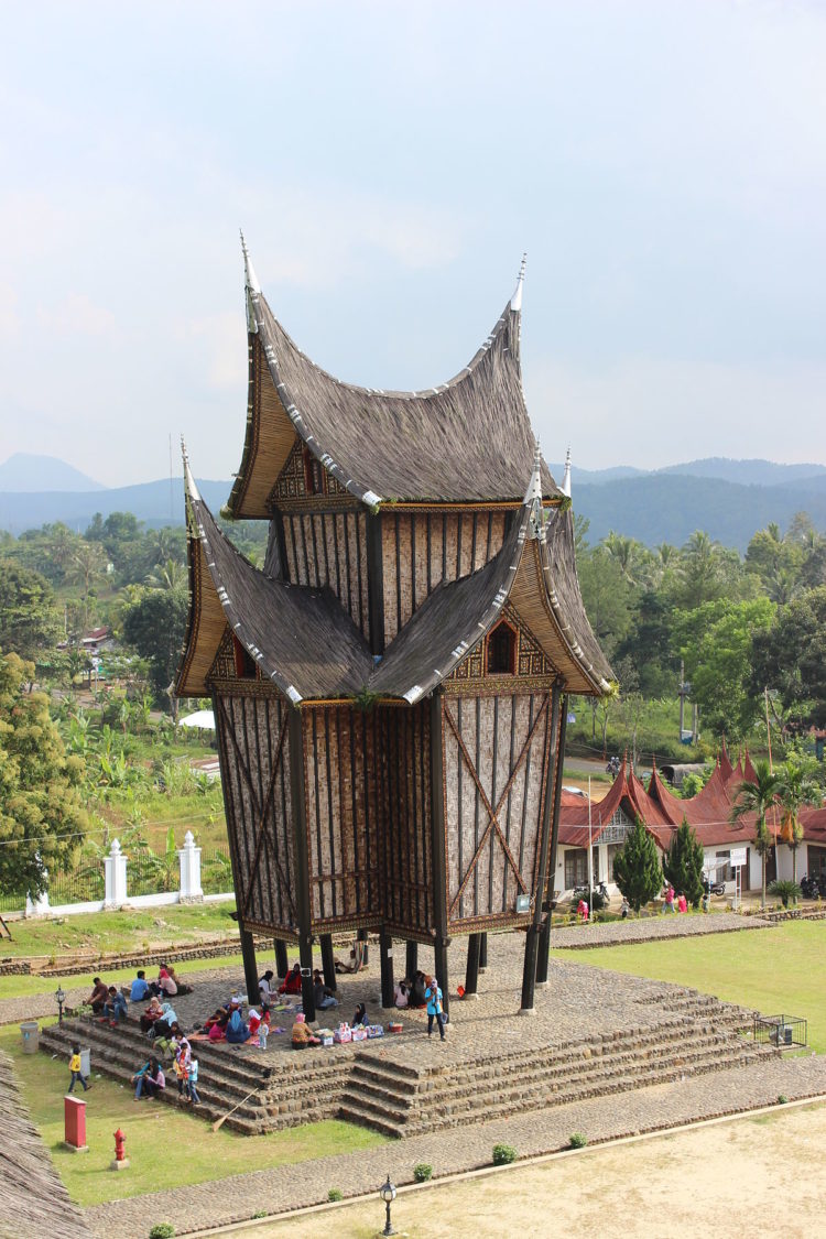 ilustrasi rangkiang rumah adat sumatera barat