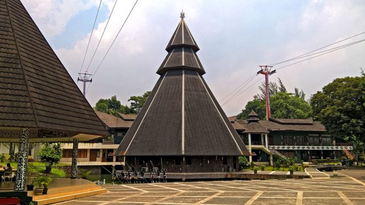 rumah adat papua berbentuk melingkar melambangkan
