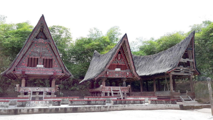 ilustrasi rumah adat sumatera balai batak toba