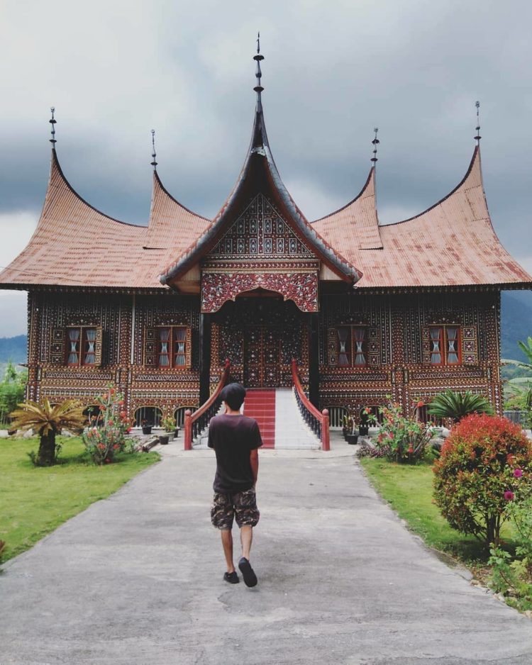 ilustrasi rumah adat sumatera barat gadang