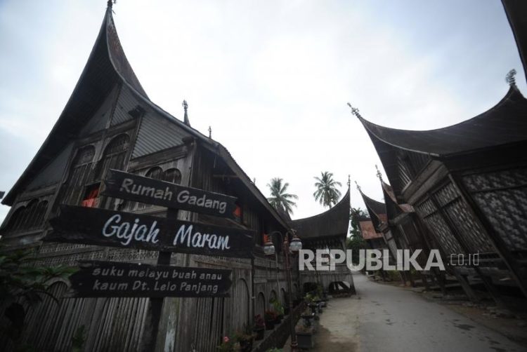 ilustrasi rumah adat sumatera gadang gajah maharam